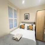 3 Bedroom Apartment With Private Terrace In Pimlico, Westminster, Victoria