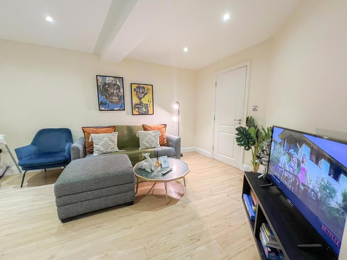 3 Bedroom With Private Terrace In Pimlico, Westminster, Victoria Apartment London