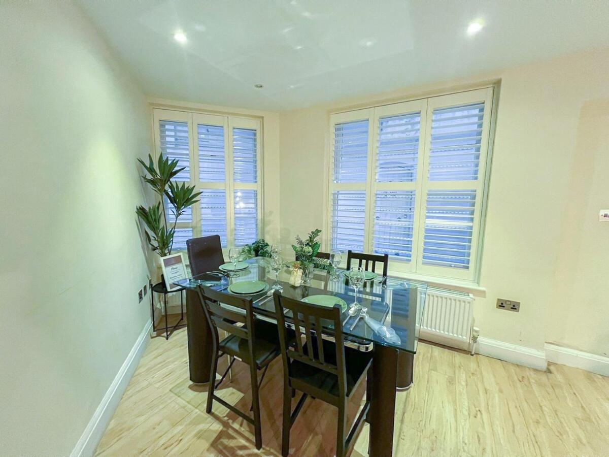 3 Bedroom With Private Terrace In Pimlico, Westminster, Victoria Apartment *